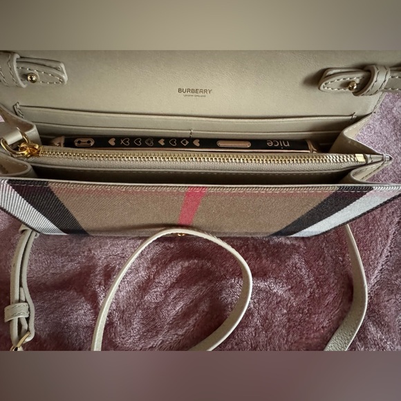 Burberry crossbody NWOT (does not include phone!) Does include original dust bag - Picture 8 of 11